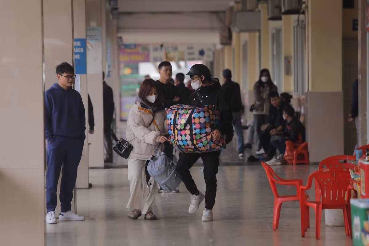 Người dân mang lỉnh kỉnh đồ rời Thủ đô.