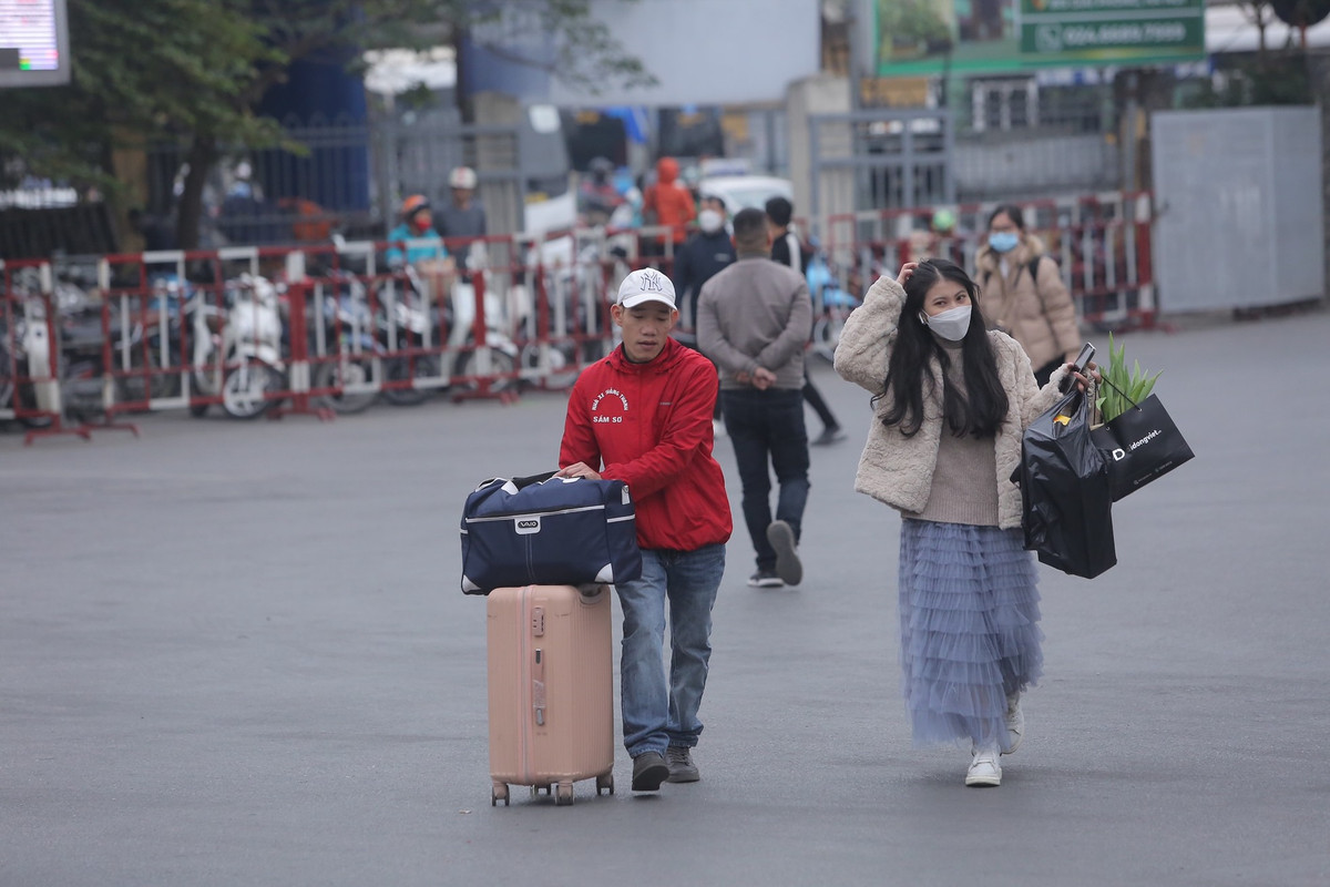 Ghi nhận của PV, trong những ngày cận Tết, tại bến xe Giáp Bát, người dân bắt đầu rục rịch rời Hà Nội để về quê ăn Tết Nguyên Đán 2023.