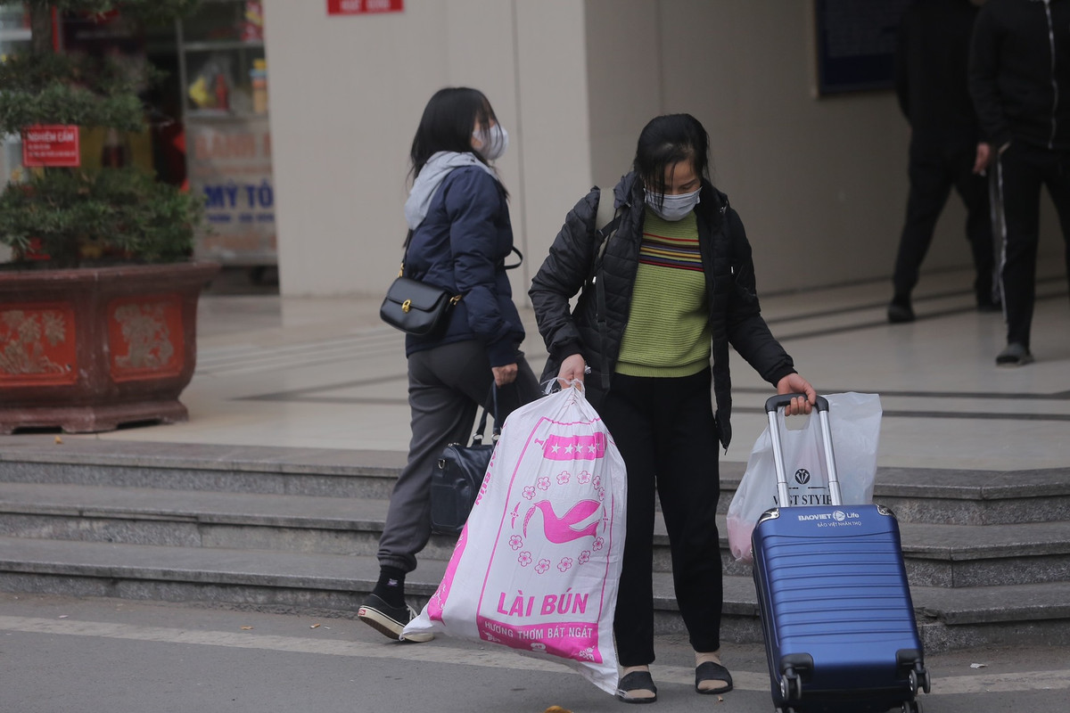 Ai ai cũng vác theo hành lý cồng kềnh trong đợt nghỉ dài ngày này.