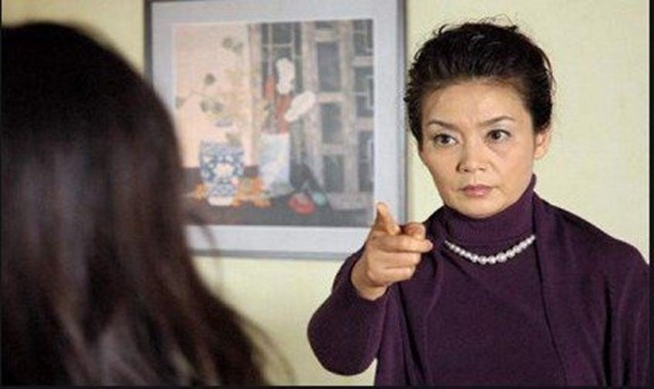 Nghe lỏm mẹ chồng nói chuyện với con dâu cũ, tôi suy sụp Nghe lom me chong noi chuyen voi con dau cu, toi suy sup