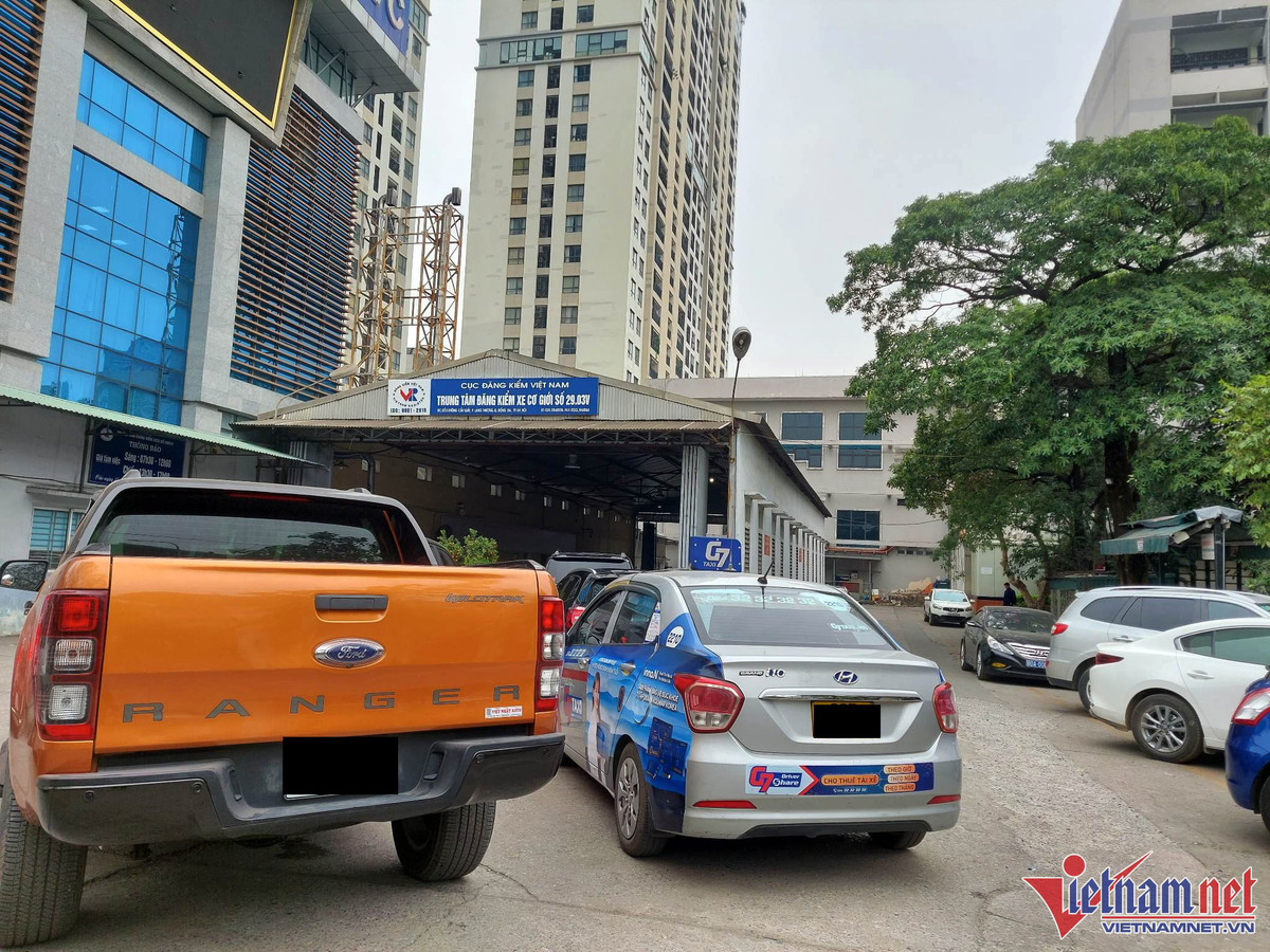 Ha Noi: 28 Tet het canh xep hang, ngu qua dem giu cho dang kiem o to