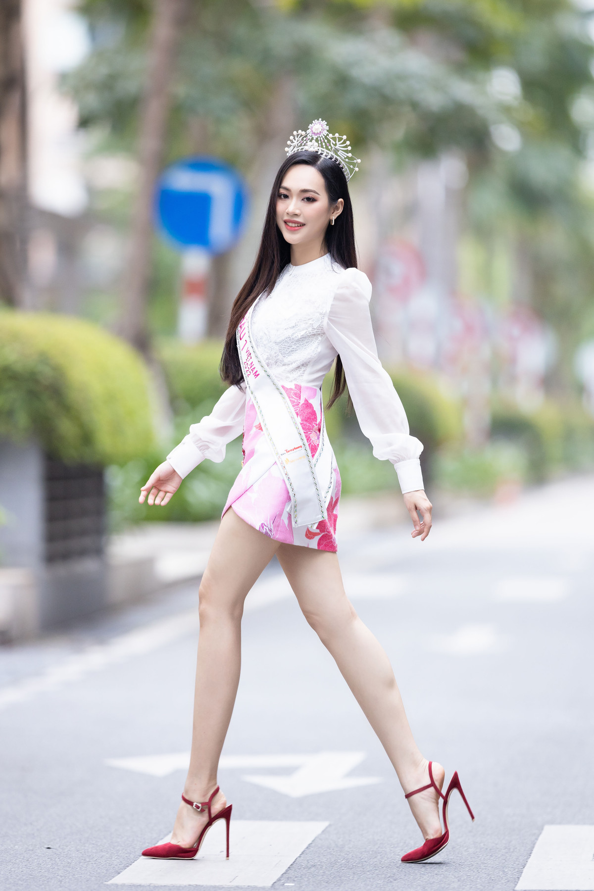 Đôi chân dài cũng là lợi thế của Trịnh Thùy Linh. Ngoài đời thường, cô chuộng diện những trang phục ôm dáng, váy ngắn để tôn điểm mạnh. Sau chung kết Hoa hậu Việt Nam, Trịnh Thùy Linh tham gia đồng hành với ban tổ chức trong các hoạt động thiện nguyện. Người đẹp cũng dành thời gian cho gia đình, bạn bè trong dịp Tết Dương lịch.