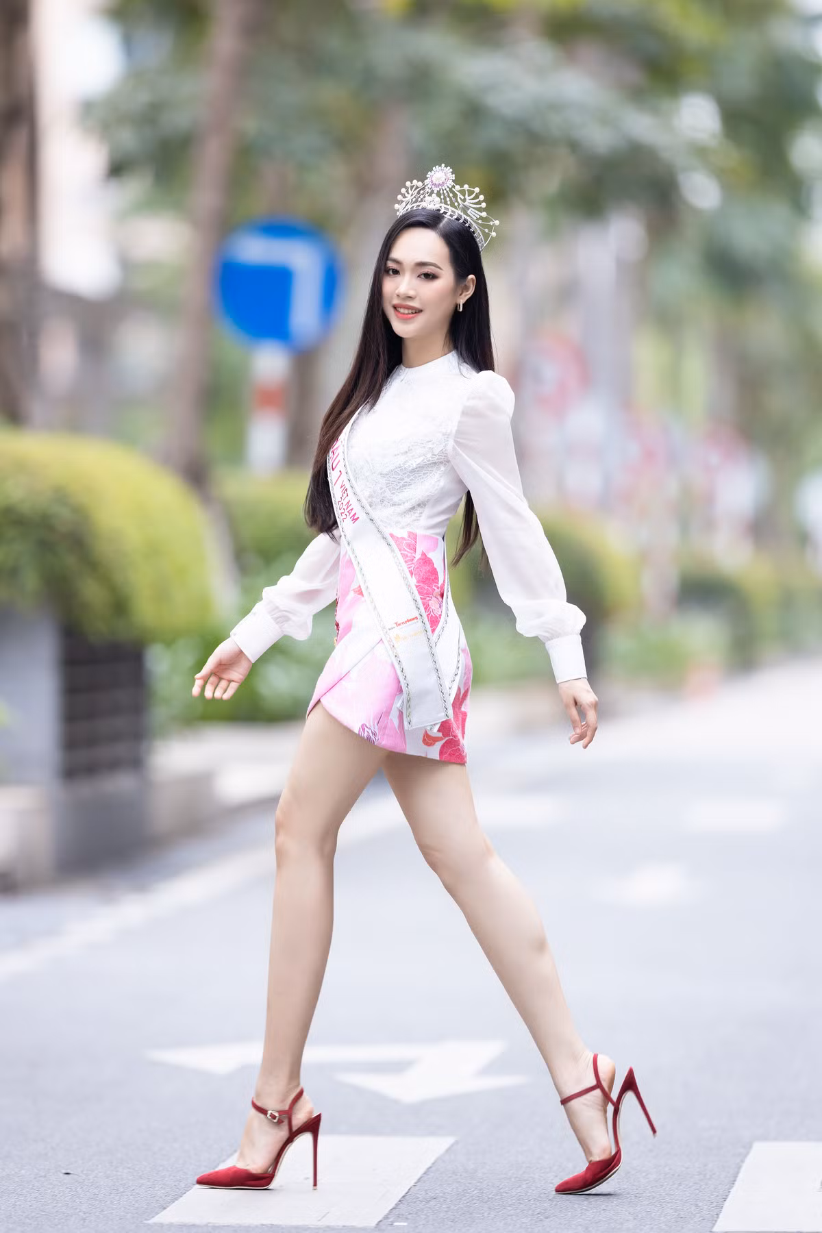 Đôi chân dài cũng là lợi thế của Trịnh Thùy Linh. Ngoài đời thường, cô chuộng diện những trang phục ôm dáng, váy ngắn để tôn điểm mạnh. Sau chung kết Hoa hậu Việt Nam, Trịnh Thùy Linh tham gia đồng hành với ban tổ chức trong các hoạt động thiện nguyện. Người đẹp cũng dành thời gian cho gia đình, bạn bè trong dịp Tết Dương lịch.