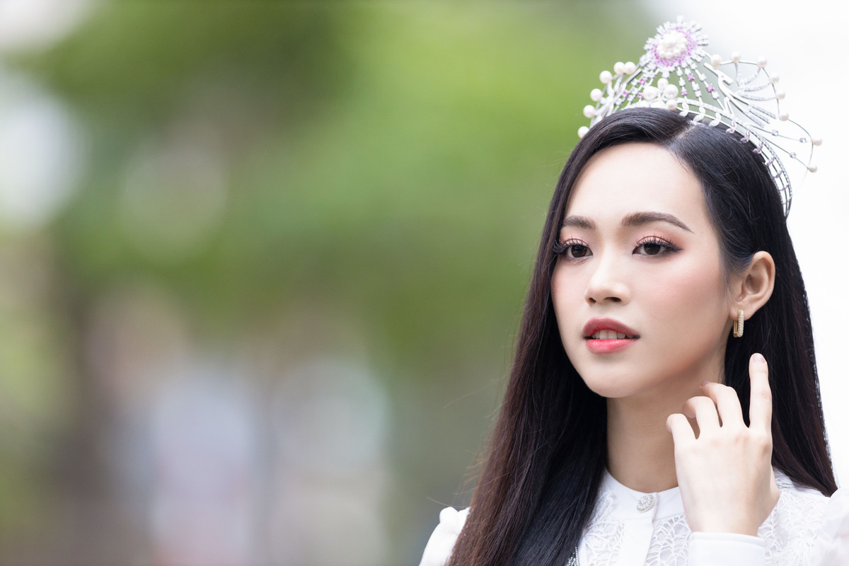 Á hậu Việt Nam 2022 cho biết cô là con một trong gia đình. Trong học tập, cô luôn nỗ lực để cha mẹ tự hào. Cô hiện là sinh viên ngành Kinh doanh và Marketing, Đại học Kinh tế Quốc dân. Ngoài ra, Trịnh Thùy Linh còn tham gia nhiều hoạt động cộng đồng. Người đẹp từng đồng sáng lập dự án LLPoa, viết tắt của L - luôn luôn, L - lắng nghe, Poa - Piece of advice (lời khuyên), nhằm tiếp nhận tư vấn và đưa ra lời khuyên cho giới trẻ.