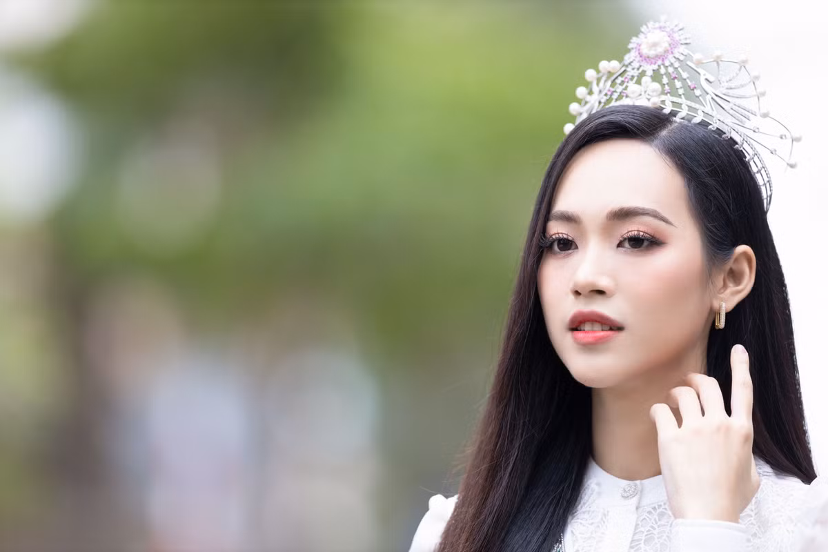 Á hậu Việt Nam 2022 cho biết cô là con một trong gia đình. Trong học tập, cô luôn nỗ lực để cha mẹ tự hào. Cô hiện là sinh viên ngành Kinh doanh và Marketing, Đại học Kinh tế Quốc dân. Ngoài ra, Trịnh Thùy Linh còn tham gia nhiều hoạt động cộng đồng. Người đẹp từng đồng sáng lập dự án LLPoa, viết tắt của L - luôn luôn, L - lắng nghe, Poa - Piece of advice (lời khuyên), nhằm tiếp nhận tư vấn và đưa ra lời khuyên cho giới trẻ.