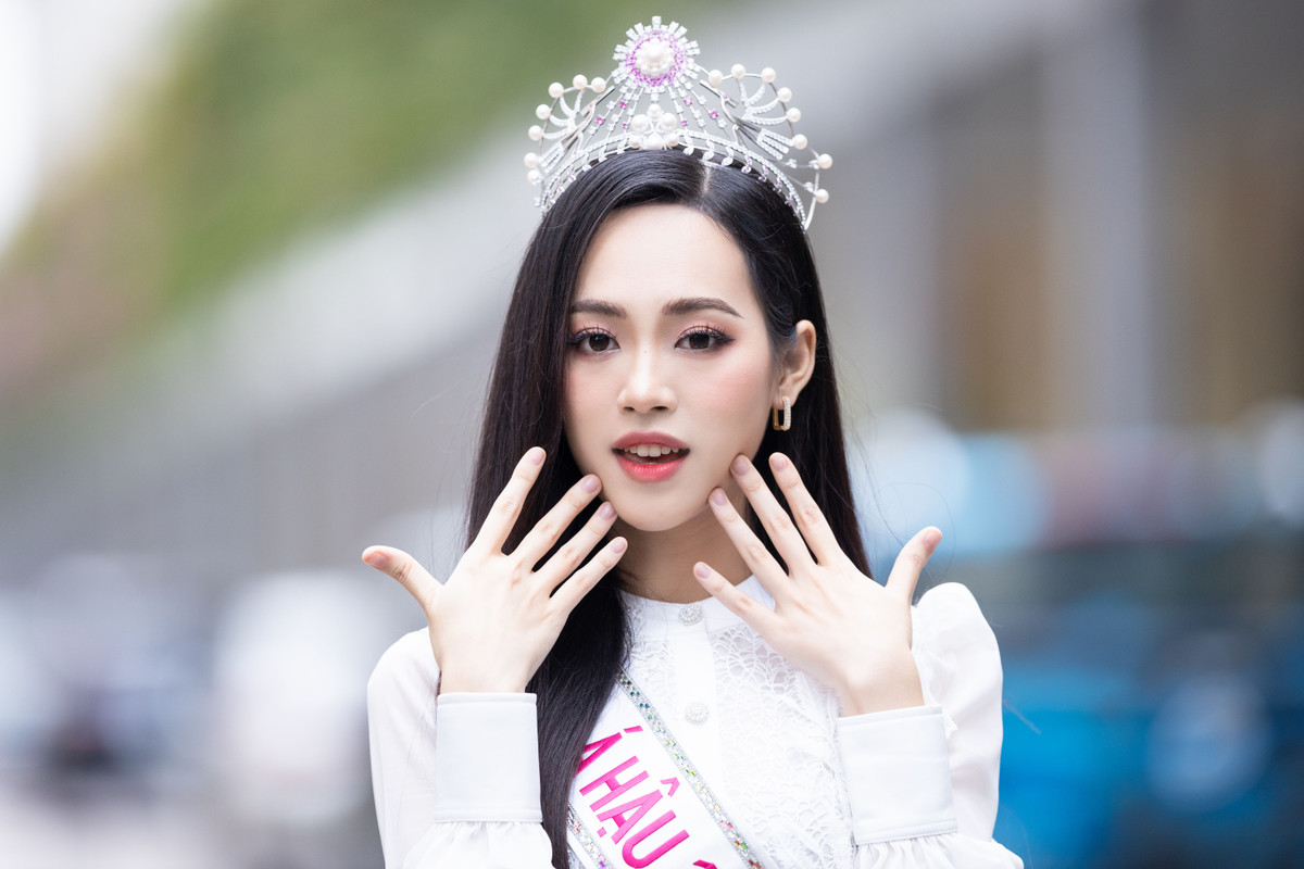 Cô gái 20 tuổi còn giành giải Người đẹp có làn da đẹp nhất tại cuộc thi. Trịnh Thùy Linh thu hút bởi ngoại hình cân đối với chiều cao 1,72 m, số đo ba vòng 87-58-95 cm. Fan sắc đẹp nhận xét Trịnh Thùy Linh có gương mặt đẹp, hài hòa nhất trong top 3 Hoa hậu Việt Nam năm nay.