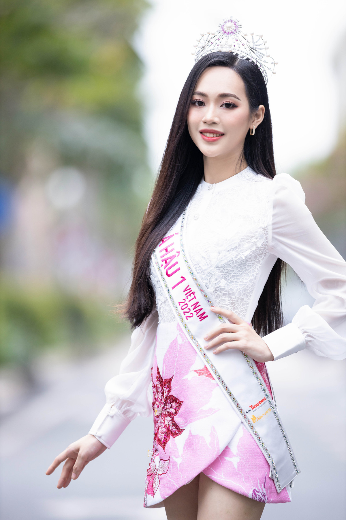 Sở thích hàng ngày của Á hậu Việt Nam 2022 là xem phim Hàn Quốc. Hiện tại, Trịnh Thùy Linh chưa có bạn trai. Trong tương lai, cô gái 20 tuổi mong muốn tìm nửa kia biết quan tâm, yêu thương cô. "Khi yêu nhau, mỗi người phải biết cách chăm sóc, quan tâm lẫn nhau. Như vậy, cả hai mới tạo nên một tình yêu lâu dài, bền bỉ", cô nói với Zing.