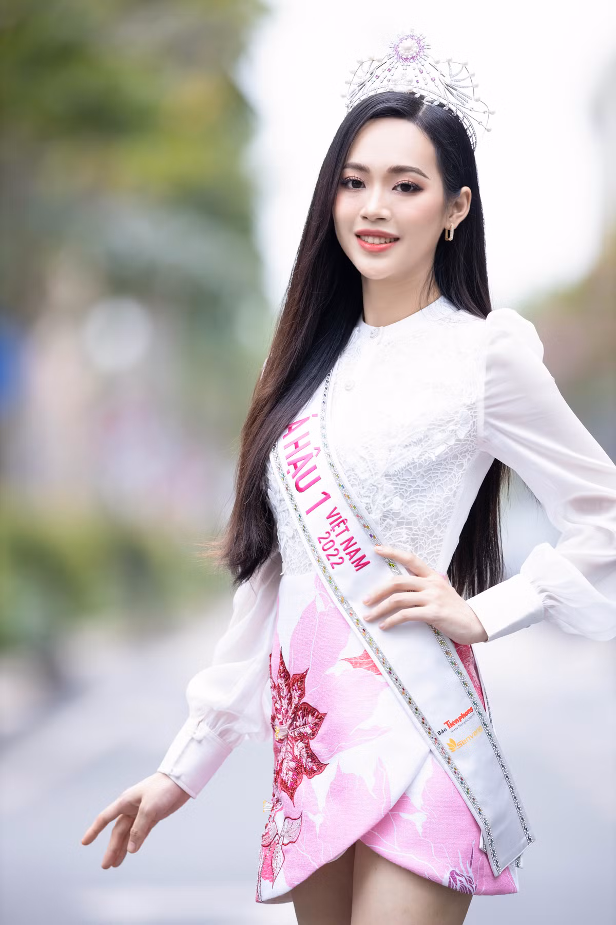 Sở thích hàng ngày của Á hậu Việt Nam 2022 là xem phim Hàn Quốc. Hiện tại, Trịnh Thùy Linh chưa có bạn trai. Trong tương lai, cô gái 20 tuổi mong muốn tìm nửa kia biết quan tâm, yêu thương cô. "Khi yêu nhau, mỗi người phải biết cách chăm sóc, quan tâm lẫn nhau. Như vậy, cả hai mới tạo nên một tình yêu lâu dài, bền bỉ", cô nói với Zing.