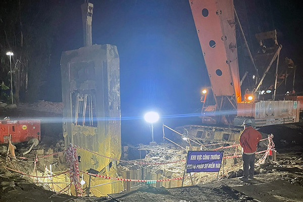 Sự cố bất ngờ khiến việc đưa thi thể bé trai rơi ống trụ bê tông lên chậm trễ - Hình 2 Su co bat ngo khien viec dua thi the be trai roi ong tru be tong len cham tre-Hinh-2