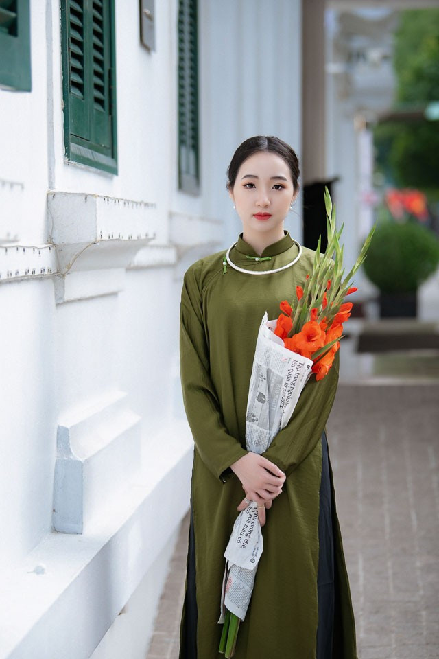 Hoa dơn - một loại hoa được nhiều gia đình ưa thích lựa chọn trang trí vào dịp Tết. Vì vậy, các bạn nữ cũng chọn loại hoa đặc trưng này để tạo điểm nhấn cho bộ ảnh đón xuân.