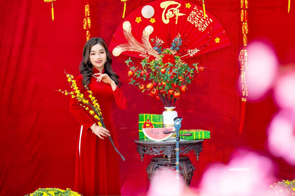 Các studio cũng bắt kịp xu thế, trang trí theo phong cách Tết truyền thống để thu hút khách hàng đến thuê studio chụp ảnh theo giờ.