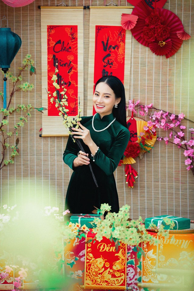 Bí quyết chụp ảnh Tết đẹp của nhiều bạn trẻ là trang điểm nhẹ nhàng, dùng cành hoa, phụ kiện đặc trưng ngày Tết để tạo dáng sinh động hơn.