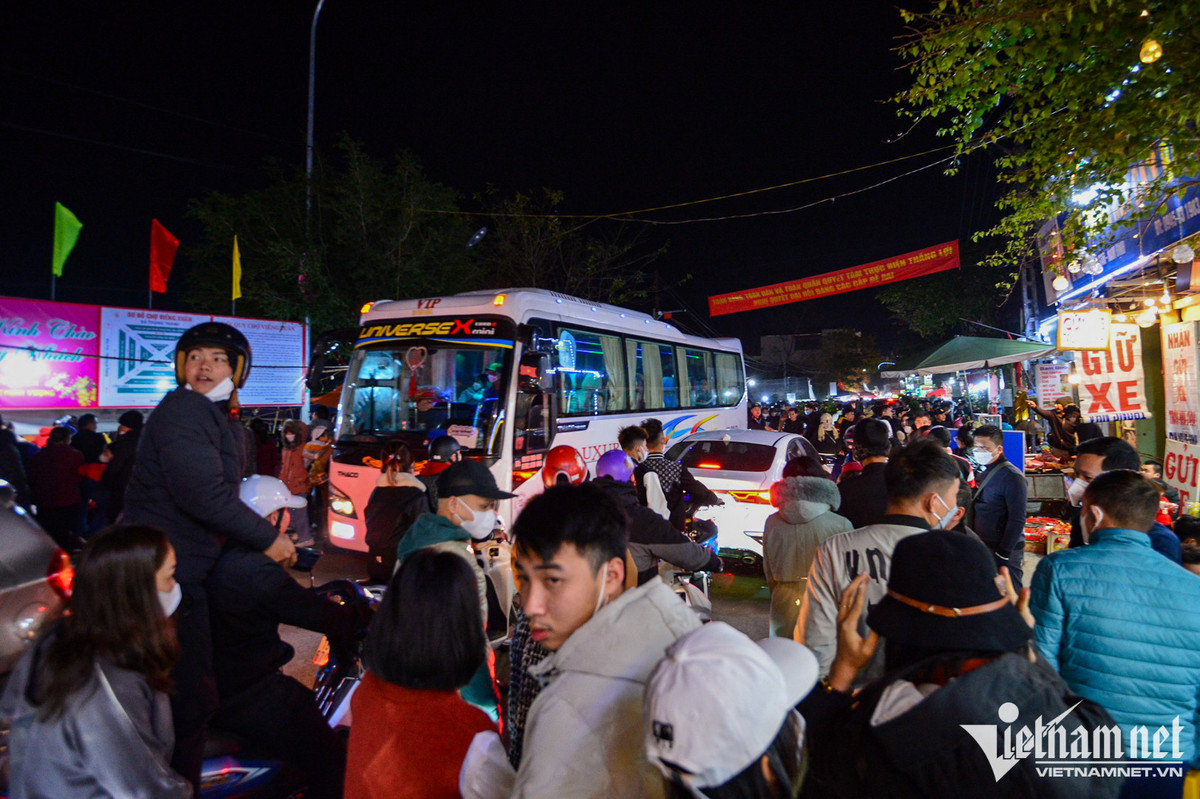 Ngoài sự tham gia của người dân địa phương, chợ Viềng còn thu hút đông đảo du khách tới từ Hà Nội, Hải Phòng, Ninh Bình, Hà Nam,... Vào một số thời điểm, xung quanh khu chợ xảy ra ùn tắc giao thông.