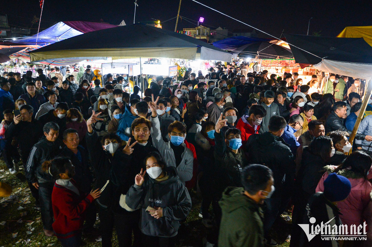 Vì quá đông đúc, nhiều khách than phiền chưa kịp xem hàng đã bị những người phía sau đẩy đi.