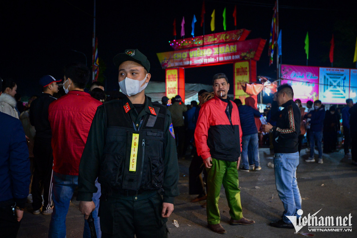Phiên chợ năm nay diễn ra vào hai ngày cuối tuần. UBND huyện Vụ Bản dự báo lượng khách sẽ tăng đột biến. Để đảm bảo an ninh trật tự, an toàn giao thông, Công an tỉnh Nam Định đã điều động 170 cán bộ, chiến sĩ công an các huyện có lễ hội làm nhiệm vụ phân luồng, điều tiết phương tiện.