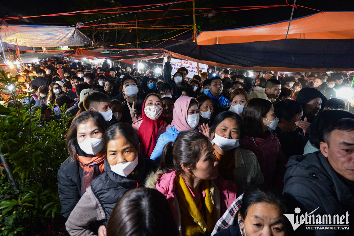 Hàng trăm du khách chen chân tại các cửa ra vào. Việc di chuyển và giao dịch, ngắm nghía hàng hóa rất khó khăn khi mọi người chỉ có thể nhích từng bước.