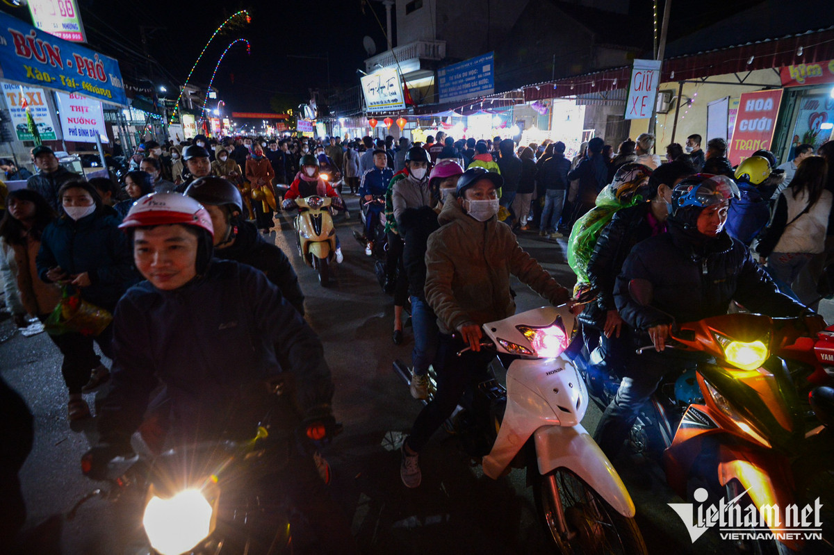 Từ 20h, khu vực quanh chợ Viềng Phủ nhộn nhịp khi nhiều gia đình và nhóm bạn đổ về vui chơi, mua sắm.