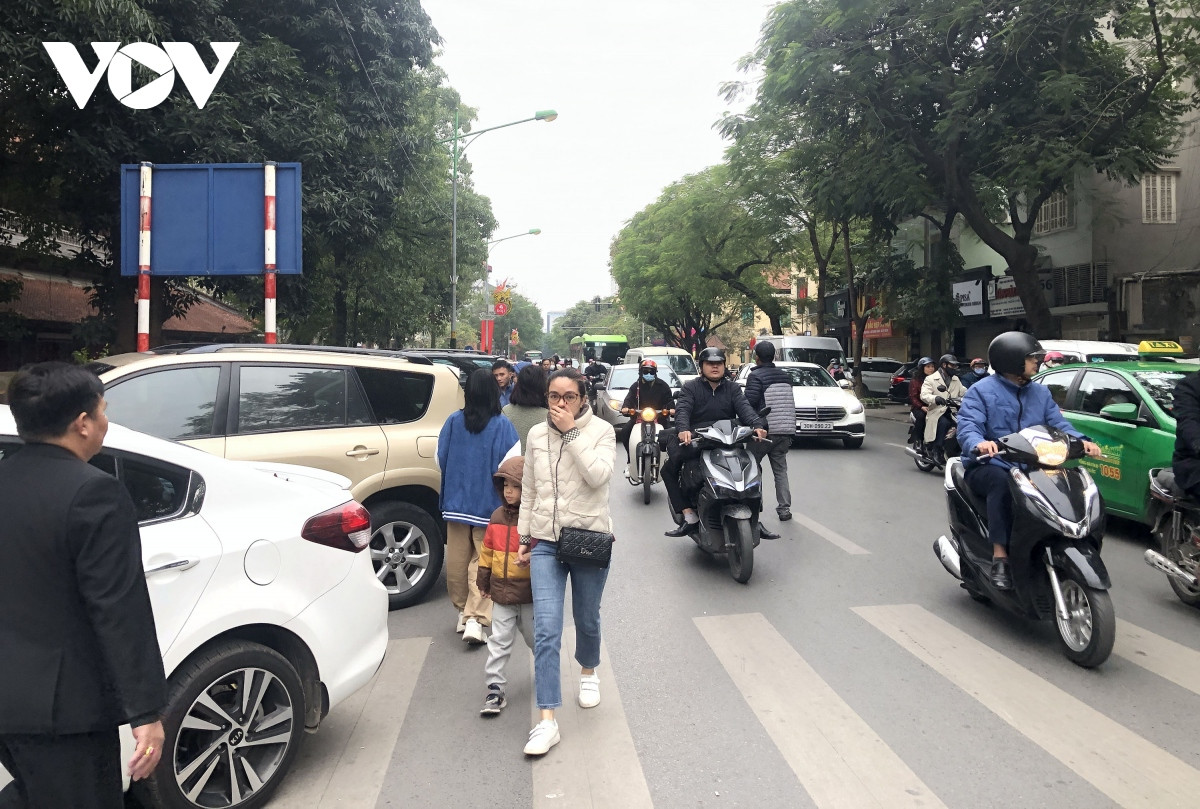 Người đi bộ buộc phải đi dưới lòng đường đông đúc xe cộ.