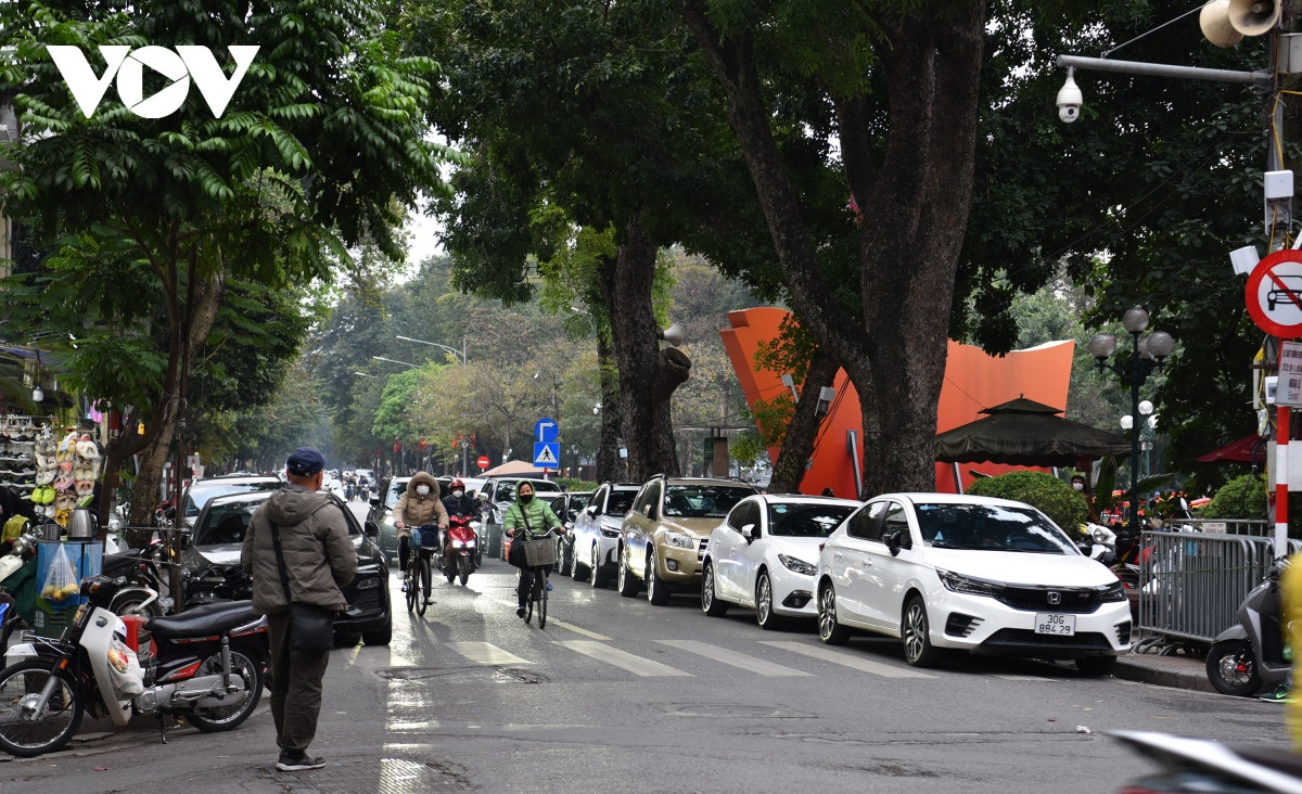 Điểm trông giữ xe tại Tượng đài “Quyết tử để Tổ quốc quyết sinh” nằm tại vườn hoa Vạn Xuân, đền Bà Kiệu (quận Hoàn Kiếm) ô tô xếp hàng 2 bên tuyến phố Hàng Dầu.