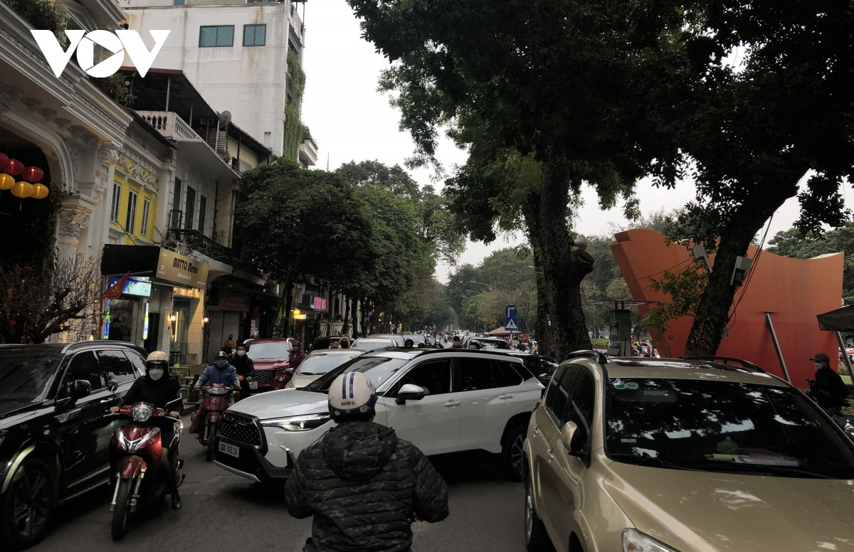 Xe ô tô ra vào điểm đỗ gây cản trở giao thông.