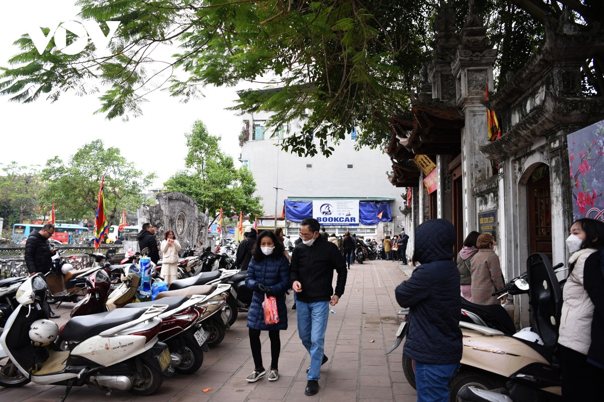 Dịch vụ trông giữ phương tiện xe máy tại Di tích Đền, Đình Kim Liên, Đền Quán Thánh, Văn Miếu Quốc Tử Giám vé xe không ghi giá.