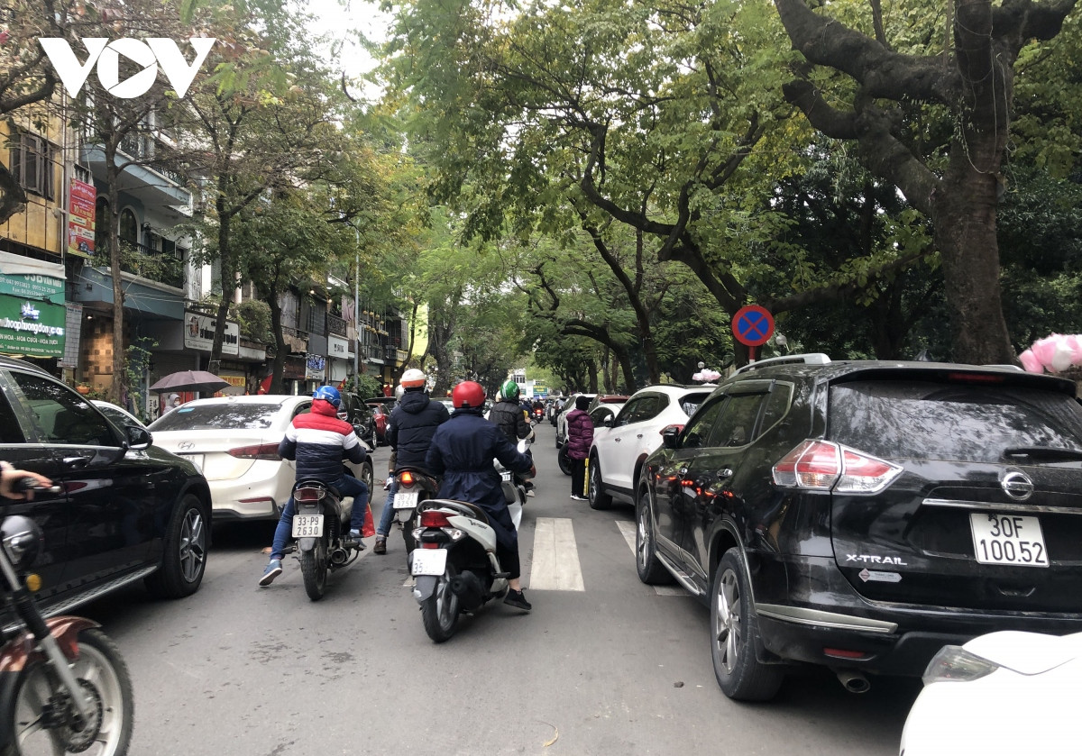 Lòng đường Văn Miếu bãi trông giữ ô tô không có vạch kẻ xe đỗ.