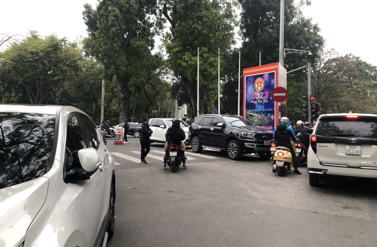 Trước HighLand Coffee số 23 Quán Thánh, các bãi xe chiếm dụng lòng đường để trông, giữ ô tô