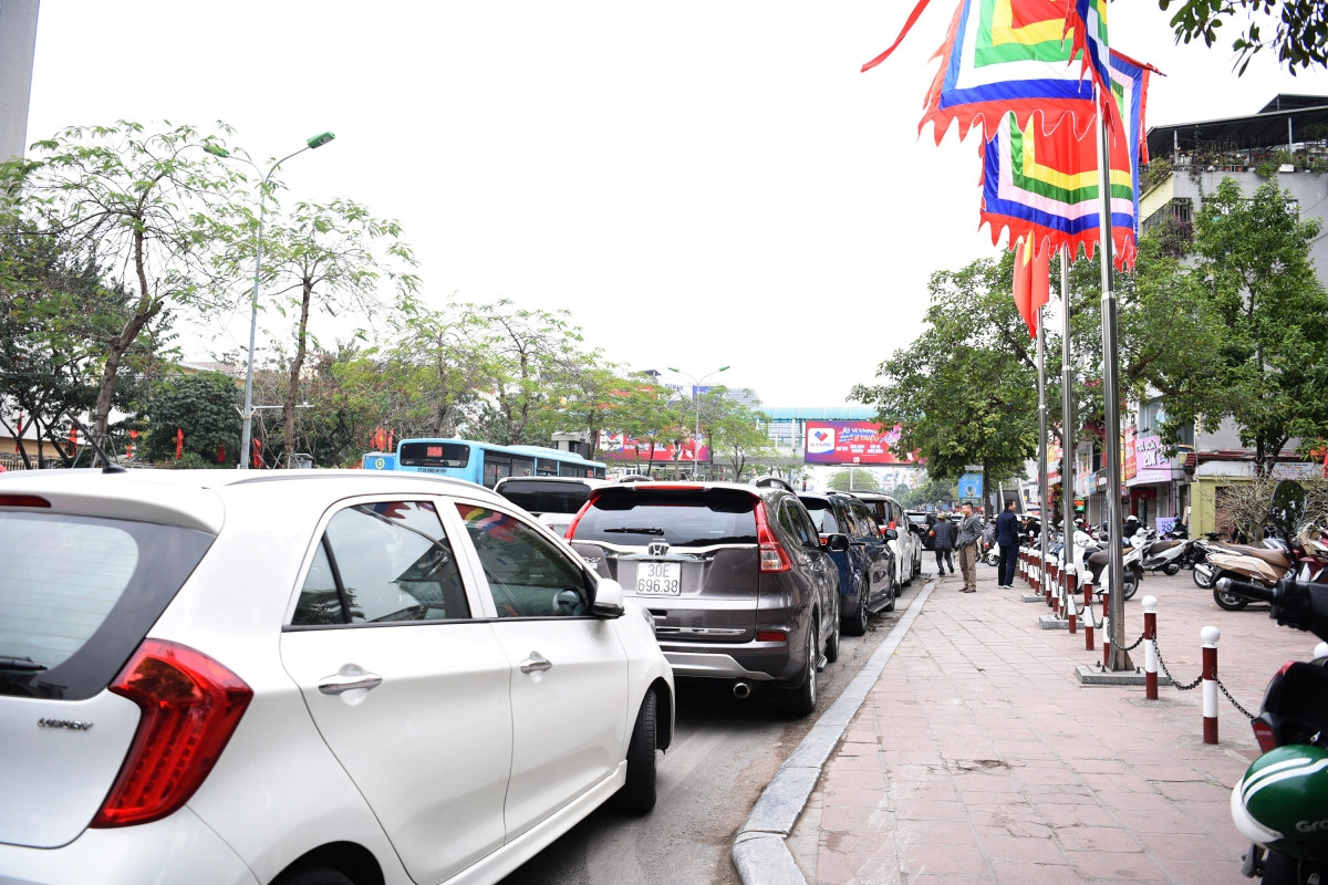 Ô tô đỗ xếp hàng dài trước cồng Đền, Đình Kim Liên trên phố Xã Đàn (quận Đống Đa) cản trở giao thông đối với các phương tiện di chuyển.