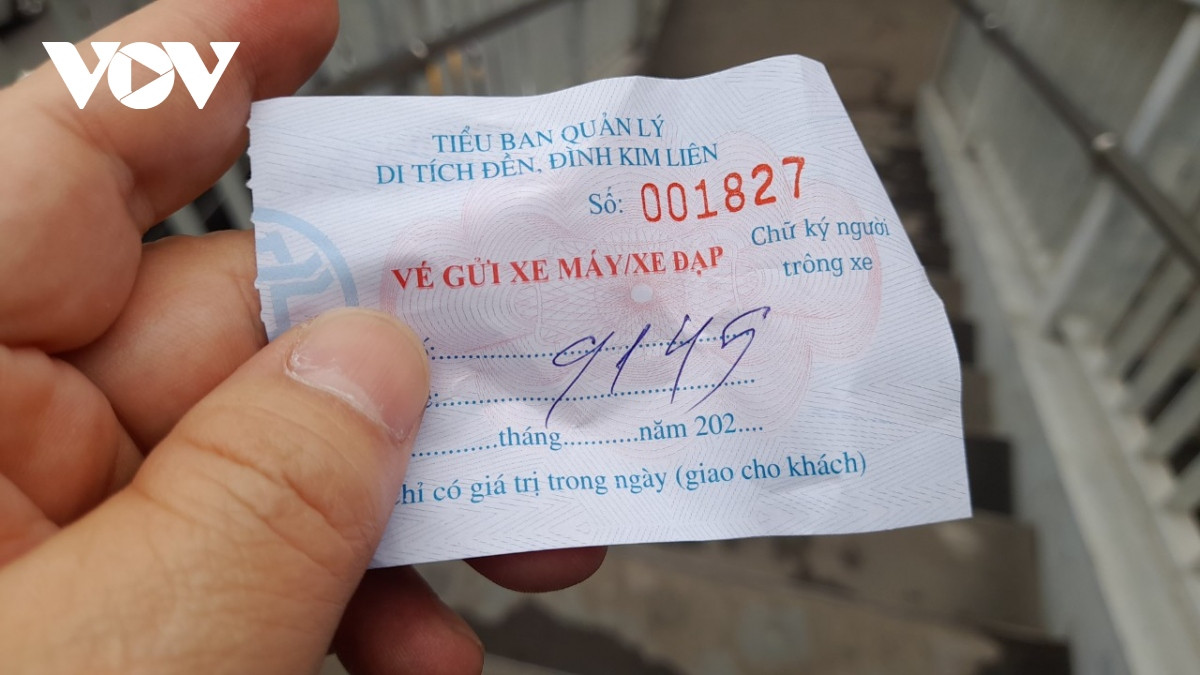 Theo quy định của Thành phố giá trông giữ phương tiện xe máy ban ngày là 5.000 đồng/lượt nhưng các điểm trông giữ thu 10.000 đồng/lượt.