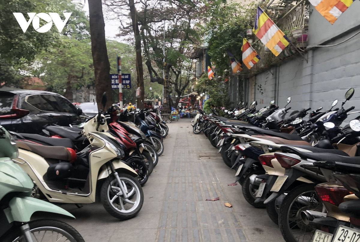 Vỉa hè, lòng đường các tuyến phố Quốc Tử Giám, Văn Miếu, Nguyễn Thái Học kín các bãi trông giữ phương tiện.