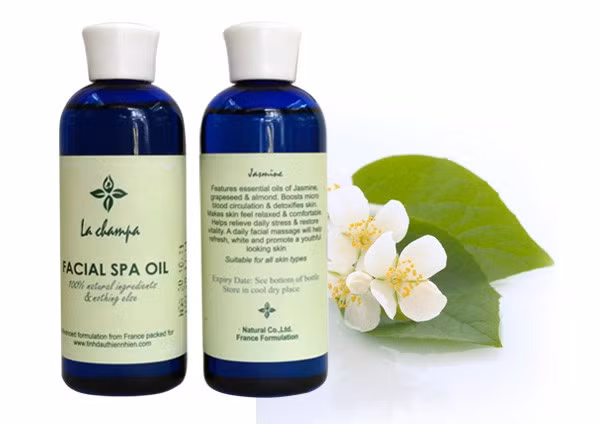 Tinh dầu hoa nhài. Với tác dụng dưỡng ẩm và làm mềm da, dầu thơm hoa nhài dễ dàng mang đến cho bạn những cảm xúc lãng mạn và thường được sử dụng trong không gian phòng ngủ. Hơn thế, tinh dầu hoa nhài còn giúp làm mờ các vết sẹo, vết thâm, khiến làn da của bạn tươi sáng hơn và lưu giữ hương hoa đặc trưng này.