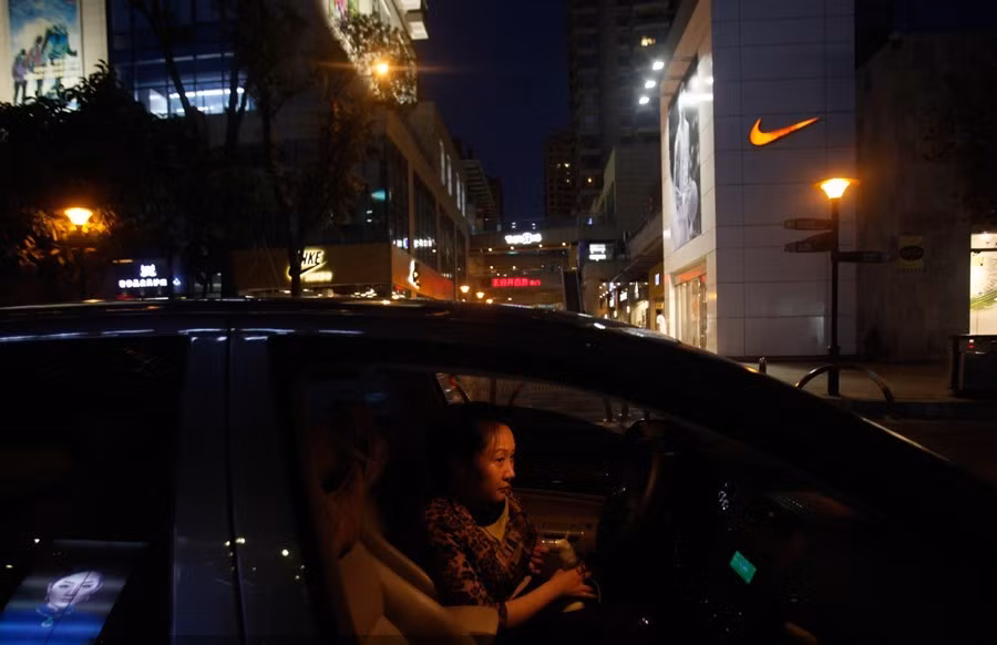 Người phụ nữ này đang lấy sữa trong xe ô tô. Mục tiêu của cô là nuôi con bằng sữa mẹ trong vòng 1 năm.