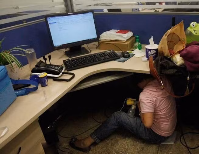 Còn có cả những người phụ nữ chui xuống gầm bàn ở văn phòng để tranh thủ vắt sữa cho con nhỏ.