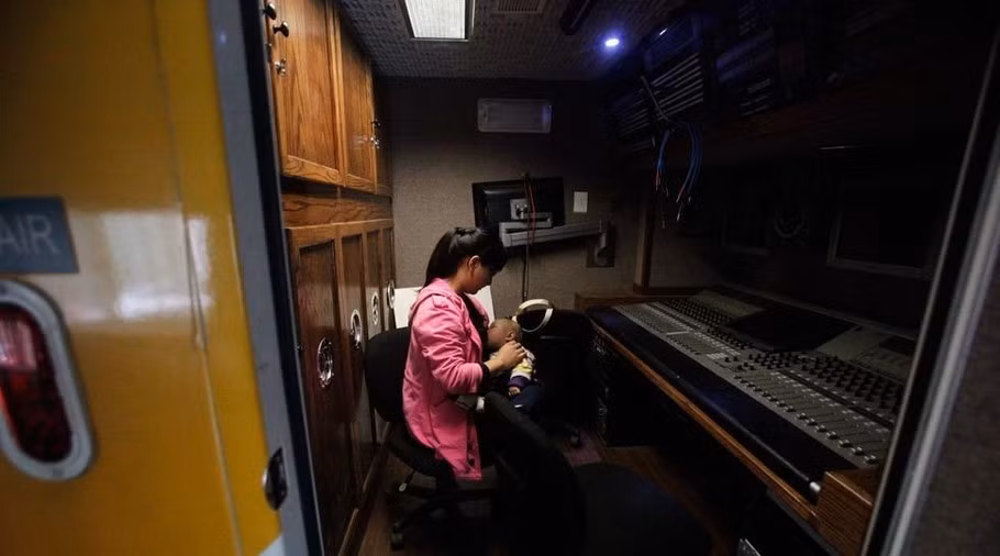 Nhân viên điều tiết âm thanh ở đài truyền hình lấy sữa ở xe lưu động.