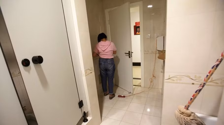 Người mẹ này tranh thủ núp trong nhà vệ sinh để kịp vắt những giọt sữa mẹ mang về cho con.