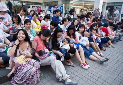 Ngày 20/5, Hội Sữa mẹ Côn Minh tổ chức hoạt động cho con bú sữa tại trung tâm thành phố để nhiều người quan tâm đến tổ chức này hơn.