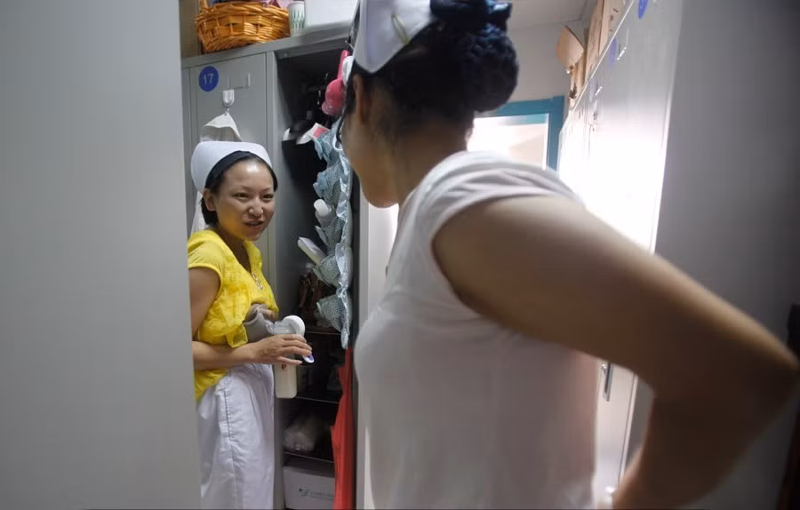 Cô Yufen làm y tá tranh thủ vắt sữa cho con trong phòng thay đồ.