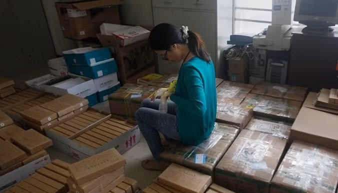 Dù nhà kho bụi bặm nhưng may mắn thay nơi đây yên tĩnh và không có ai làm phiền.