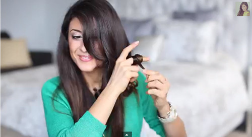 Tiếp tục cuốn xoăn các lọn tóc khác.