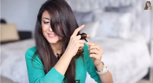 Tiếp tục cuốn xoăn các lọn tóc khác.