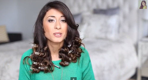 Sau khi uốn xoăn toàn bộ mái tóc, bạn có thể tranh thủ làm bất cứ việc gì: đọc sách, lướt web, trang điểm hay thậm chí là dọn dẹp, nấu nướng. Thời gian càng lâu, độ xoăn của tóc càng lớn và càng giữ nếp hơn. Tốt nhất là bạn nên để kiểu tóc này qua đêm để có mái tóc xoăn bồng bềnh, xinh đẹp vào sáng hôm sau.