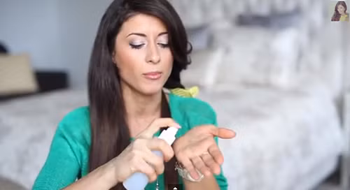 Đầu tiên, chia tóc thành những lọn nhỏ, cặp cố định. Thoa gel tạo kiểu lên từng lọn tóc trước khi bắt đầu làm xoăn.