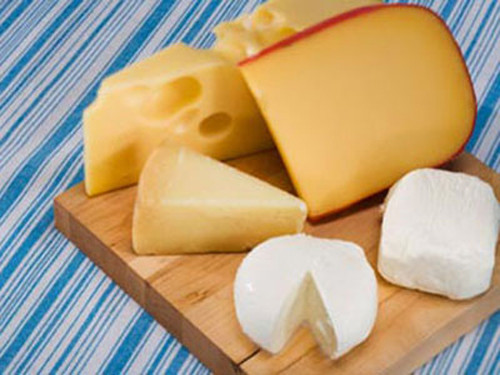 Phô mai: Cắt phô mai thành vài mẩu nhỏ để cho trẻ nhai. Đặc tính kết dính của phô mai có thể giúp làm dịu các cơn đau nhức ở nướu răng.