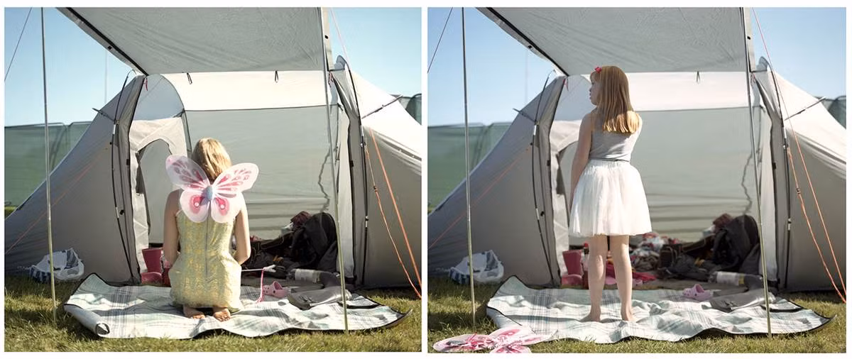 Hai mẹ con cùng chơi trò thiên thần và các nàng tiên.