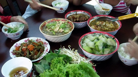 Mỗi ngày nên có ít nhất một bữa cơm với đủ món mặn, canh, xào như ngày thường. Những bữa ăn phụ có thể thay đổi một chút, với những món có sẵn tại nhà mà trẻ thích nhưng cần hướng dẫn cho trẻ chọn một món hay nhiều món phối hợp sao cho đủ dinh dưỡng cần thiết.