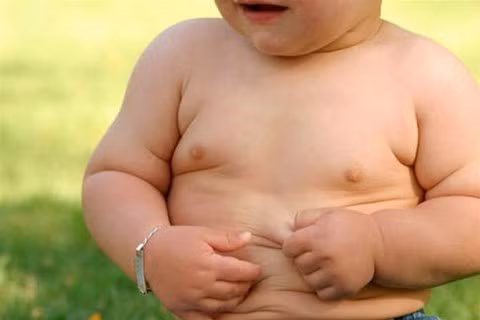 Đối với trẻ béo phì, bạn cần phải quản lý chặt các thực phẩm ngọt (sô-cô-la, bánh, mứt…) và để các món ăn béo (thịt mỡ, món chiên) ngoài tầm tay trẻ; luôn có sẵn rau, trái trong tủ lạnh và liên tục nhắc nhở, khuyến khích trẻ giữ chế độ ăn kiêng như cũ.