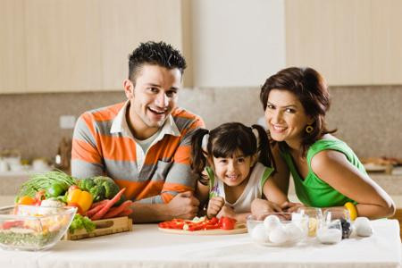 Khuyến khích trẻ cùng tham gia trong việc lựa chọn thực phẩm, nấu nướng, dọn bàn ăn,… Nhớ khen ngợi, hỏi ý kiến trẻ… sẽ giúp trẻ vui và tự lực hơn trong ăn uống.