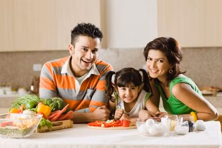 Khuyến khích trẻ cùng tham gia trong việc lựa chọn thực phẩm, nấu nướng, dọn bàn ăn,… Nhớ khen ngợi, hỏi ý kiến trẻ… sẽ giúp trẻ vui và tự lực hơn trong ăn uống.