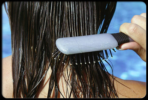 Dùng nước lạnh gội đầu. Theo các chuyên gia tóc, nước nóng sẽ làm phai màu rất nhanh trong khi nước lạnh có thể giữ màu được nguyên vẹn.