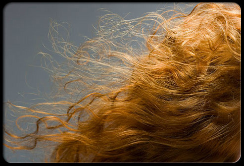 Không dùng dầu gội hai ngày sau khi nhuộm. Sau khi nhuộm, bạn nên tránh gội đầu bằng dầu trong 2 ngày để giữ cho màu nhuộm bám đều vào tóc.